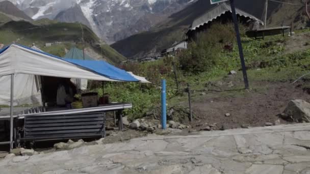 Město Himalája, stany, vrcholky na pozadí Garhwal Himálajské pohoří — Stock video