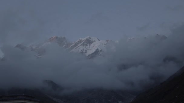 Die üppigen Schneeberge in der Himalaya-Region Uttarakhand — Stockvideo