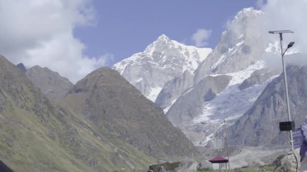 Bujné sněhové hory v himálajské oblasti Uttarakhand — Stock video