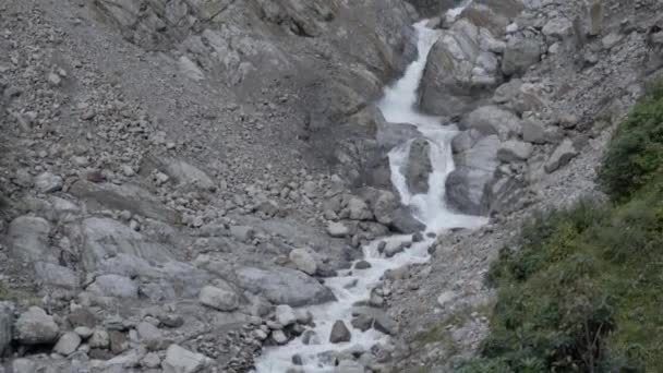Природный водопад Гималаев в Гималайском хребте Гархваль — стоковое видео