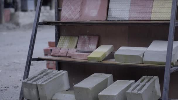 Κατασκευές τούβλων στα Άνω Ιμαλάια για εργασίες ανακατασκευής του Kedarnath. — Αρχείο Βίντεο