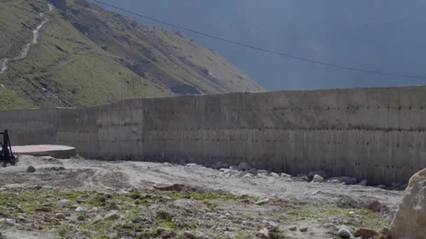 Mur et couche de fil entourant la vallée de Kedarnath — Video