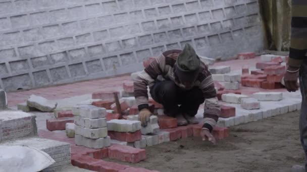 Рабочий, работающий на восстановление Кедарнатха после катастрофы. — стоковое видео