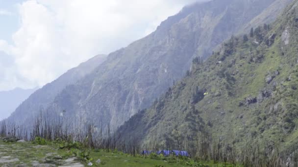 Himalajskie Wzgórza krajobrazy pokazujące helikopter Himalaya Hills na wzgórzach Himalajów — Wideo stockowe