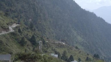 Himalaya kasabası, çadırlar, arka plandaki tepeler Garhwal Himalaya sıradağları 