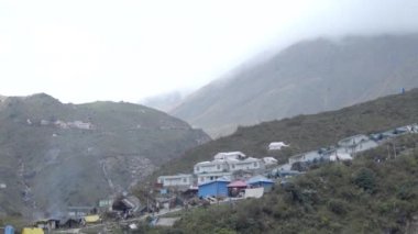 Himalaya kasabası, arka planda Himalaya Tepeleri manzaralı çadırlar, tepeler Himalaya Tepeleri,