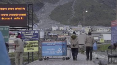 Uttarakhand 'daki Güzel Vadi Yolundaki Turist 