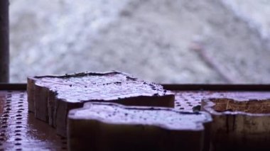  Hintli işçi başlıkları başlık döşemeleri için işlem yapıyor