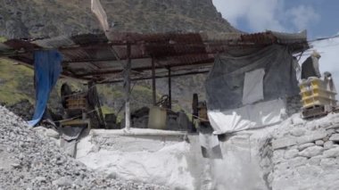 Himalayalar 'da inşaat çalışmaları devam ediyor.
