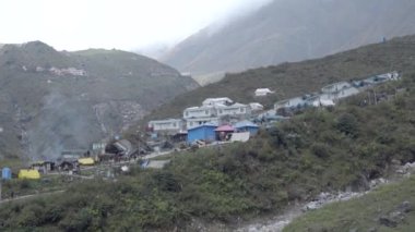 Himalaya kasabası, arka planda Himalaya Tepeleri manzaralı çadırlar, tepeler Himalaya Tepeleri,
