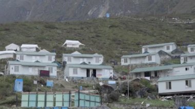 Himalaya kasabası, arka planda Himalaya Tepeleri manzaralı çadırlar, tepeler Himalaya Tepeleri,