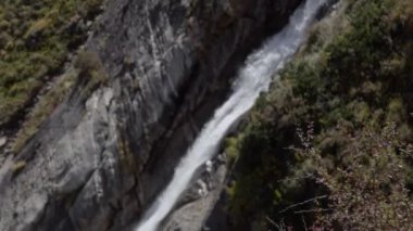 Himalayalar 'da Doğal Şelale, Garhwal Himalayalar' da, Kedarnath Tapınağı yakınlarında. 