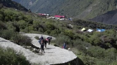 Uttarakhand 'daki Güzel Vadi Yolundaki Turist 