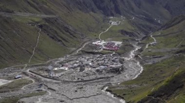 Himalaya Tepeleri, Himalaya Dağlık Nehir ve Himalaya Tepeleri manzarası.