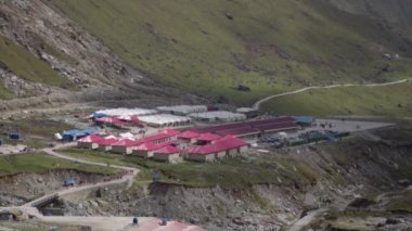 Hacıları taşıyan helikopterler, Kedarnath yakınlarındaki çayırlar, dinlenmek için hacılar için kulübeler.