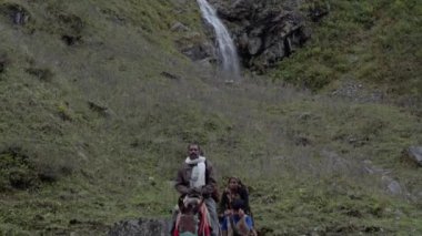 Himalayalar 'ın Garhwal Himalaya Dağları' ndaki doğal şelalesi
