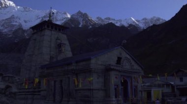 Kedarnath Tapınağı 'nın sabah manzarası. Arka planda Kedarnath zirvesi. 