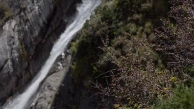 Himalayalar 'da Doğal Şelale, Garhwal Himalayalar' da, Kedarnath Tapınağı yakınlarında. 