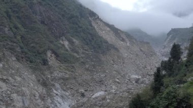 Himalayalar 'ın Garhwal Himalaya Dağları' ndaki doğal şelalesi