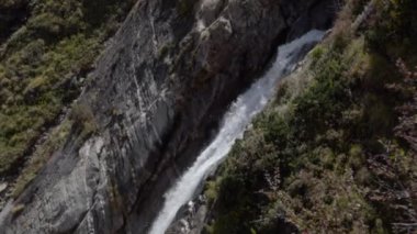 Himalayalar 'da Doğal Şelale, Garhwal Himalayalar' da, Kedarnath Tapınağı yakınlarında. 