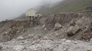 Kedarnath Tapınağı 'ndaki felaketten sonra 2013' te hayat yeniden başladı.
