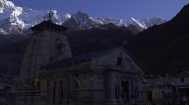 Kedarnath Tapınağı 'nın sabah manzarası. Arka planda Kedarnath zirvesi. 