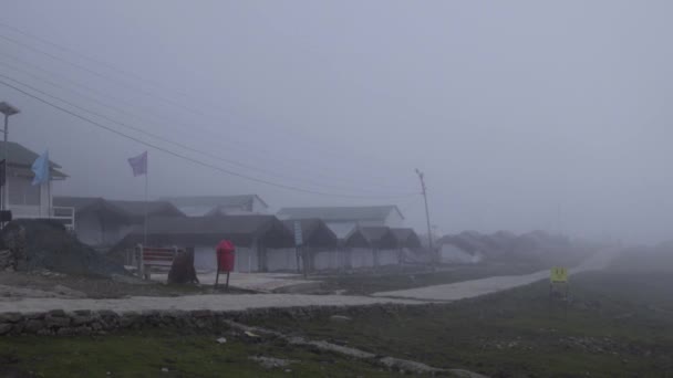 Mist in Himalaya Hills op weg naar Kedarnath Trek. Tempel van Kedarnath — Stockvideo