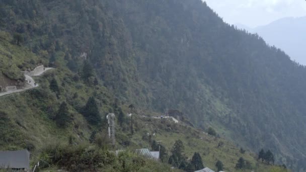 Himalaya ciudad, tiendas de campaña, picos en el fondo Garhwal cordillera del Himalaya — Vídeos de Stock