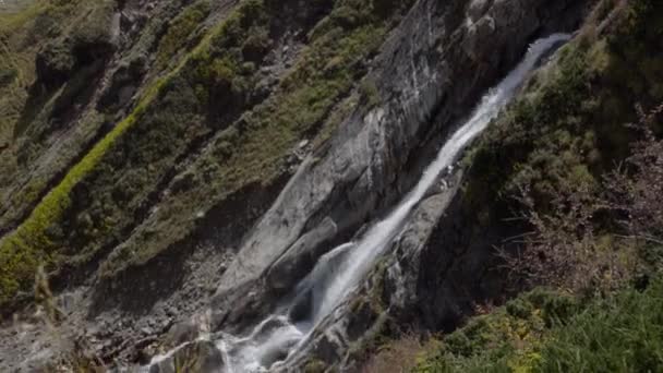 Cascade naturelle en Himalaya, chaîne de Garhwal Himalaya, près du temple Kedarnath — Video