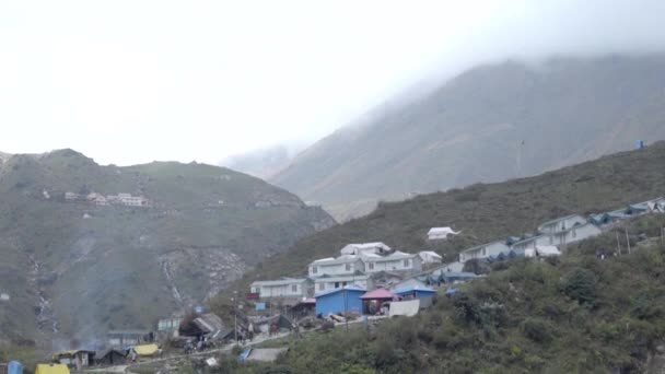 Himalaya ciudad, tiendas de campaña, picos en el fondo Himalaya Hills paisaje que muestra Himalaya Hills, — Vídeos de Stock