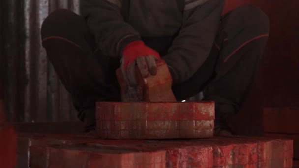 Производство кирпичей в Верхних Гималаях для работ по реконструкции Кедарнатха. — стоковое видео