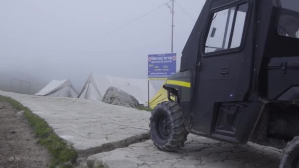 Nebbia a Himalayan Hills sulla strada di Kedarnath Trek. Tempio di Kedarnath — Video Stock