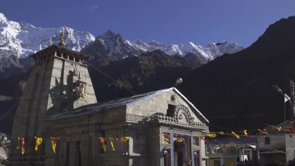 Ranní pohled na chrám Kedarnath. Vrchol Kedarnath na pozadí. — Stock video