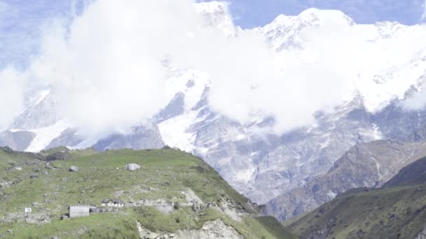 Himalaya stad, tenten, toppen op de achtergrond. — Stockvideo