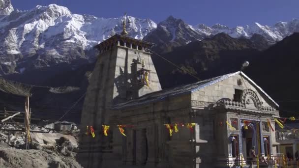 Πρωινή θέα του ναού Kedarnath. Κορυφή Kedarnath στο παρασκήνιο. — Αρχείο Βίντεο