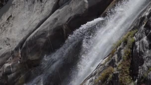 Naturalny wodospad w Himalajach, zasięg Himalajów Garhwal, w pobliżu świątyni Kedarnath — Wideo stockowe