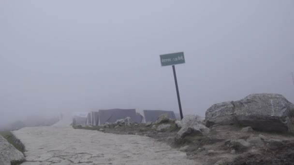 Nebel in den Himalaya Hills auf dem Weg zum Kedarnath Trek. Kedarnath-Tempel — Stockvideo