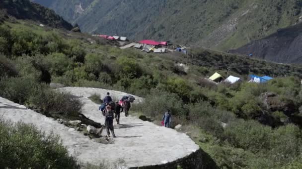 Turysta na drodze pięknej doliny w Uttarakhand — Wideo stockowe