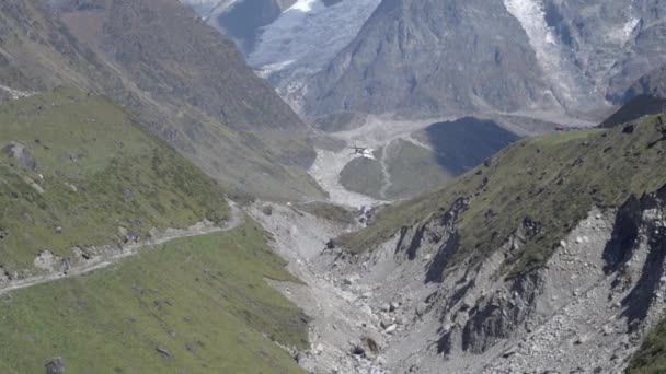 Himálajské kopce scenérie zobrazující helikoptéru Himálaje na kopcích Himálaje — Stock video