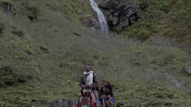 Natürlicher Wasserfall im Himalaya in der Garhwal Himalayan Range — Stockvideo