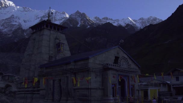 Ochtend uitzicht op de Kedarnath tempel. Kedarnath piek op de achtergrond. — Stockvideo