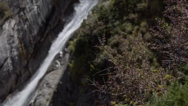 Naturalny wodospad w Himalajach, zasięg Himalajów Garhwal, w pobliżu świątyni Kedarnath — Wideo stockowe