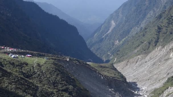 Himalaya Tepeleri manzarası Himalayalar tepelerindeki Himalaya Tepeleri helikopterini gösteriyor — Stok video
