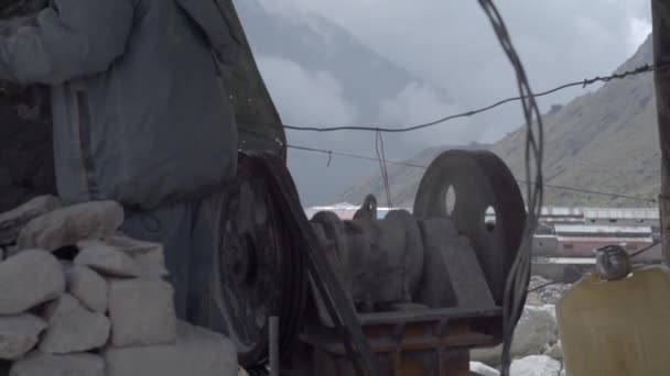 Lavori di costruzione in corso nell'Himalaya superiore — Video Stock