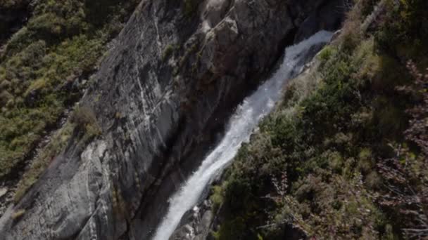 ヒマラヤの自然滝、ガルワール・ヒマラヤ山脈、ケダルナート寺院の近く — ストック動画