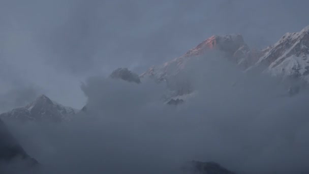 Bujné sněhové hory v himálajské oblasti Uttarakhand — Stock video