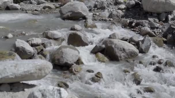 Himalayan mountainous river flowing through Himalayan valley — Stock Video