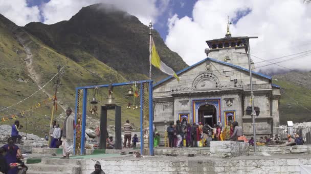 Vista matutina del templo de Kedarnath. Pico de Kedarnath en fondo. — Vídeos de Stock