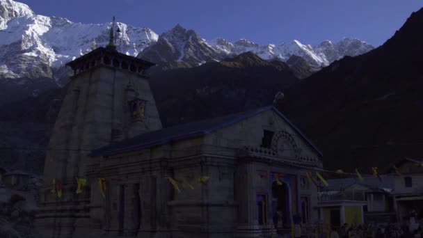 Morgonutsikt över Kedarnath templet. Kedarnath topp i bakgrunden. — Stockvideo