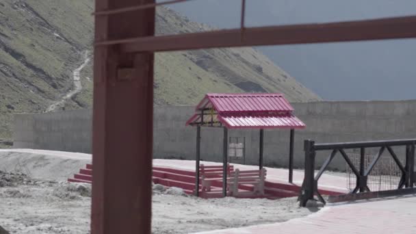 Capa de pared y alambre que rodea el valle de Kedarnath — Vídeos de Stock